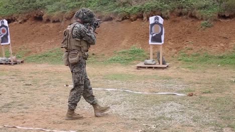 US-Marines-In-Militärischer-Tarnung-Feuerwaffen-Während-Des-Kampfes-Treffsicherheitstraining-Übungslager-Schwab-Japan-1