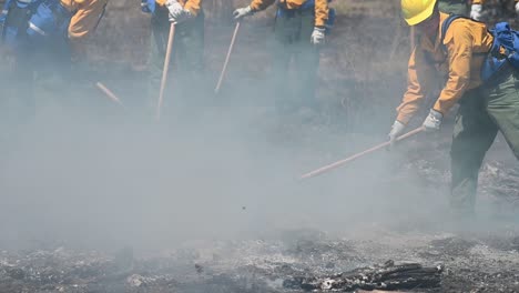 Zeitlupen-Oregon-Nationalgardisten-Absolvieren-Die-Ausbildung-Zum-Wildland-Feuerwehrmann,-Um-Ihre-Rote-Karte-Zu-Erhalten-–-Salem-Oregon