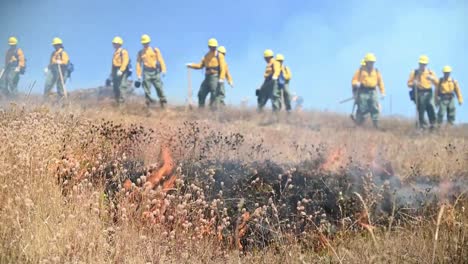 Oregon-Nationalgardisten-Absolvieren-Die-Ausbildung-Zum-Wildland-Brush-Fire-Feuerwehrmann,-Um-Ihre-Rote-Karte-Zu-Verdienen---Salem