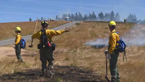 Oregon-Nationalgardisten-Absolvieren-Die-Ausbildung-Zum-Wildland-Bürstfeuer-Feuerwehrmann,-Um-Ihre-Rote-Karte-Zu-Verdienen---Salem-Oregon-1