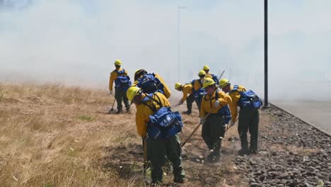 Oregon-Nationalgardisten-Absolvieren-Die-Ausbildung-Zum-Wildland-Buschfeuer-Feuerwehrmann,-Um-Ihre-Rote-Karte-Zu-Verdienen-–-Salem-Oregon-3