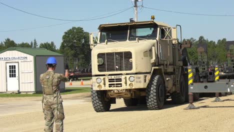 Un-Tractor-Con-Remolque-De-La-1158a-Compañía-De-Transporte-De-La-Guardia-Nacional-De-Wisconsin-Tira-De-Un-Remolque-De-Plataforma