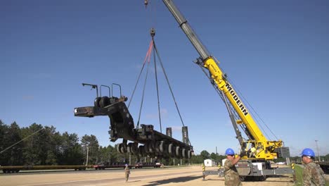 Ein-Kran-Bereitet-Sich-Darauf-Vor,-Einen-Anhänger-Des-1158.-Transportunternehmens-Der-Nationalgarde-Von-Wisconsin-Auf-Einen-Eisenbahnwagen-Zu-Heben-3