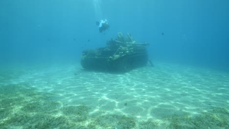 Unterwasseraufnahmen-Von-Tauchern,-Die-Einen-Versunkenen-Tank-Im-Roten-Meer-In-Der-Nähe-Von-Aqaba-Jordan-Erkunden