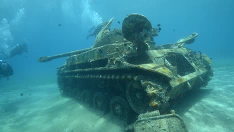 Unterwasseraufnahmen-Von-Tauchern,-Die-Einen-Versunkenen-Panzer-Im-Roten-Meer-In-Der-Nähe-Von-Aqaba-Jordan-Erkunden-1