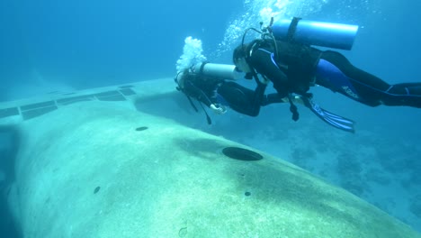 Unterwasseraufnahmen-Von-Tauchern,-Die-Ein-Versunkenes-Flugzeug-Im-Roten-Meer-In-Der-Nähe-Von-Aqaba-Jordan-Erkunden-1