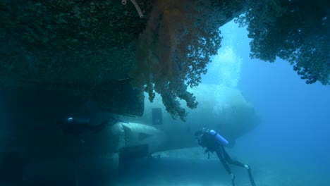 Unterwasseraufnahmen-Von-Tauchern,-Die-Ein-Versunkenes-Flugzeug-Im-Roten-Meer-In-Der-Nähe-Von-Aqaba-Jordan-Erkunden-2