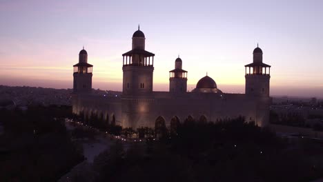 Schöne-Aufsteigende-Luftaufnahme-In-Der-Dämmerung-Der-Islamischen-Moschee-In-Der-Innenstadt-Von-Amman-Jordanien