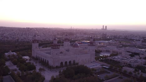 Hermosa-Toma-Aérea-Al-Atardecer-De-La-Mezquita-Islámica-En-El-Centro-De-Ammán,-Jordania