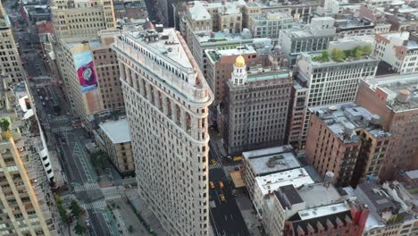 Eine-Luftaufnahme-Zeigt-Das-Flatiron-Gebäude-Und-Das-Umliegende-Stadtbild-In-New-York-City-New-York