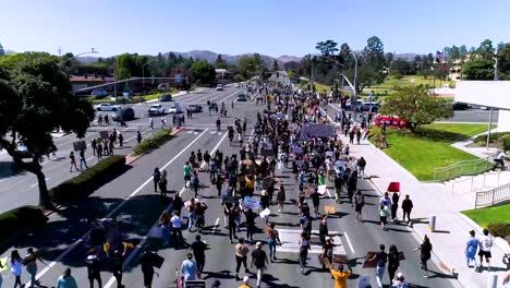 Gute-Antenne-über-Demonstranten,-Die-Während-Einer-Black-Live-Matter-Blm-Parade-In-Ventura,-Kalifornien,-Die-Nationalgarde-Singen-Und-Marschieren