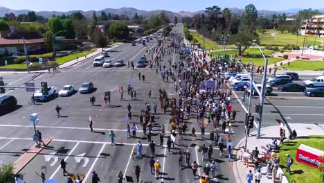 Gute-Antenne-über-Demonstranten,-Die-Während-Einer-Black-Live-Matter-Blm-Parade-In-Ventura,-Kalifornien,-Die-Nationalgarde-Singen-Und-Marschieren-1