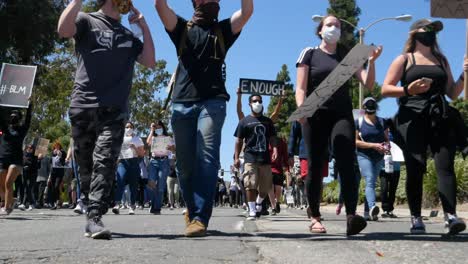 Marschierende-Demonstranten-Aktivisten-Während-Eines-Black-Live-Matter-Blm-Marsches-In-Ventura-Kalifornien-Mit-Schildern
