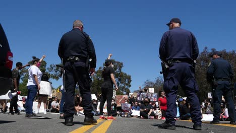 Demonstranten-Singen-Und-Stehen-Mit-Polizei-Und-Nationalgarde-Während-Einer-Black-Live-Matter-Blm-Parade-In-Ventura-Kalifornien