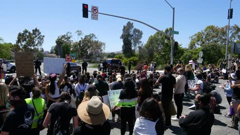 Los-Manifestantes-Cantando-Y-De-Pie-Con-La-Policía-Y-La-Guardia-Nacional-Durante-Un-Desfile-De-Blm-De-Asuntos-De-Vidas-Negras-En-Ventura-California-4