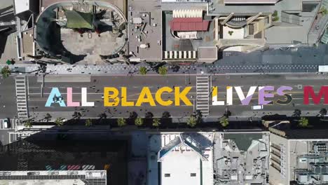 Alta-Antena-Sobre-Todo-El-Mural-De-Blm-Vidas-Negras-En-La-Calle-De-Arriba-Hacia-Abajo-Hollywood-Blvd-Los-Angeles-California-2