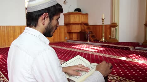 Mann-Liest-Koran-In-Der-Moschee
