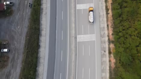 Luftbild-Zwei-Seiten-Autobahnverkehr-1