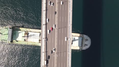 Schiff-In-Istanbul-Brücke