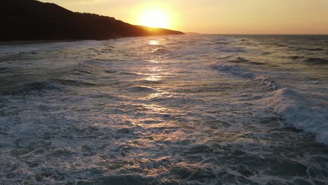 Sonnenuntergang-Meereswellen-Luftdrohne