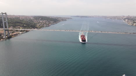 Kutsche-Meer-Mit-Schiff-Istanbul-Brücke