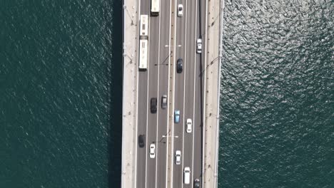 Stadtverkehr-Auf-Brückenluftbild