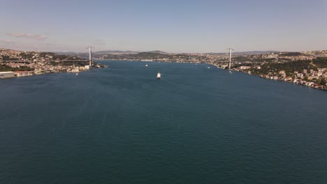Barco-Que-Pasa-Por-El-Bósforo-De-Estambul-Disparo-De-Drone