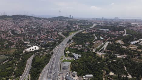 Vista-Aérea-Del-Puente-De-Estambul-Tráfico-Por-Carretera