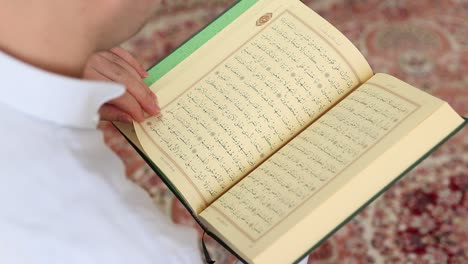 Reading-Quran-In-A-Mosque