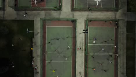 Drohne-Schoss-Junge-Herren-Volleyball-Spielen-1