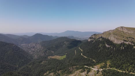 Luftdrohnen-Bergwald