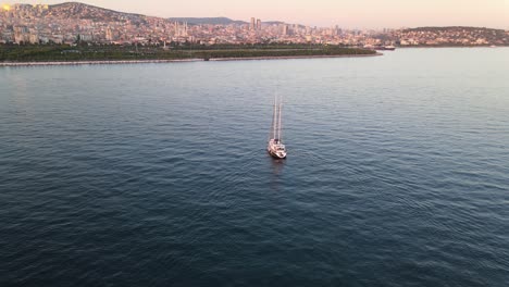 Luftaufnahme-Meer-Sonnenuntergang-Boot