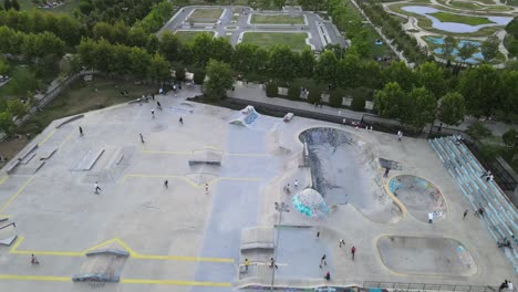 Vista-Aérea-Drone-Parque-De-Patinaje-Tráfico-Infantil