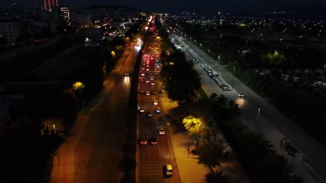 Luftdrohne-Nachtverkehr-Straße-Stadtbild