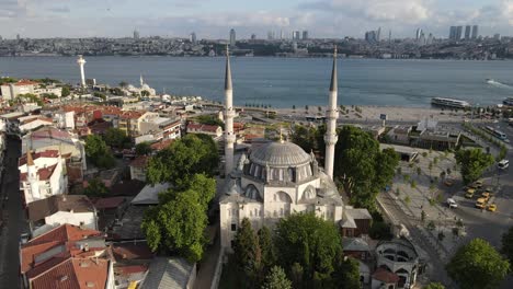 Mezquita-Yeni-Valide-Uskudar-De-Estambul
