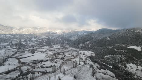 Bosque-De-Invierno-Altas-Montañas-Cubiertas-De-Nieve