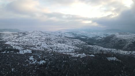 Bosque-De-Invierno-Montañas-Cubiertas-De-Nieve-Drone-Aéreo