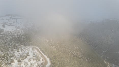 Invierno-Bosque-Neblinoso-Nieve-Vista-Aérea