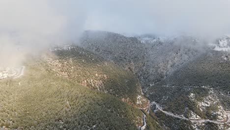 Vista-Aérea-De-Niebla-De-Montaña-De-Nieve