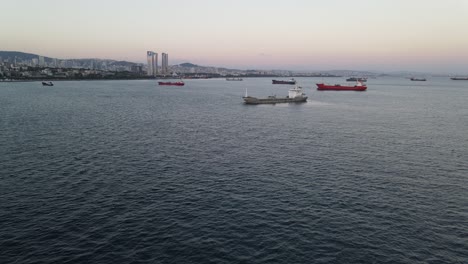 Barcos-Anclados-En-El-Mar-1