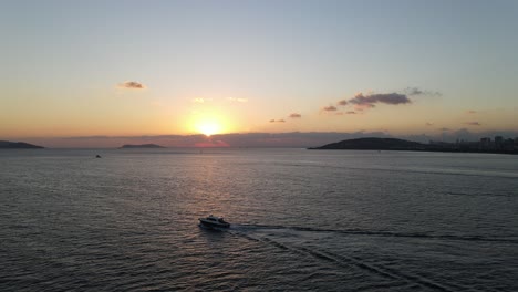 Sonnenuntergang-Insel-Und-Boot