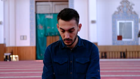 Mann-Dreht-Seinen-Kopf-Während-Des-Gebets-In-Der-Moschee-1
