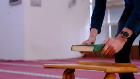 Teen-Muslim-Reads-The-Quran-In-A-Mosque
