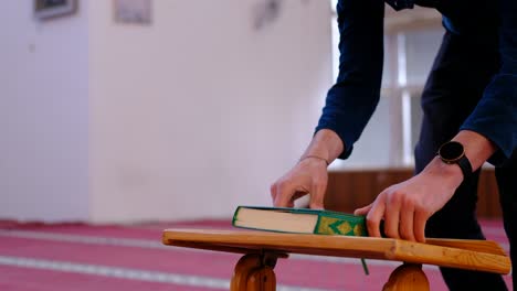 Man-Reads-The-Quran-In-Mosque-2