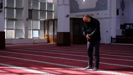 Older-Man-Wears-Mask-and-Prays-In-Mosque