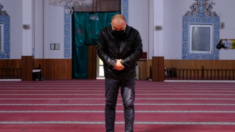 Anciano-Reza-Con-Máscara-En-La-Mezquita