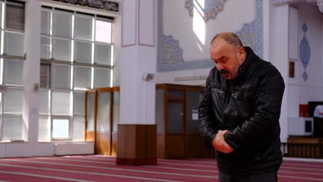 Anciano-Reza-En-La-Mezquita-1