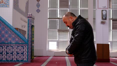 El-Hombre-Reza-En-La-Mezquita-Durante-El-Ramadán-3