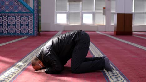 Masked-Old-Man-Mosque-Kneels-in-Prayer