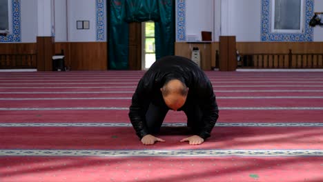 Man-Kneels-and-Prays-In-Mosque-4